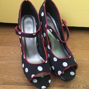 Cute polka dot heels!